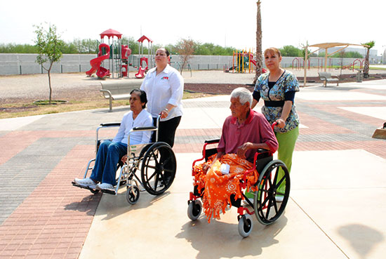 Adultos mayores de la Casa del Abuelo visitan Presidencia Municipal
