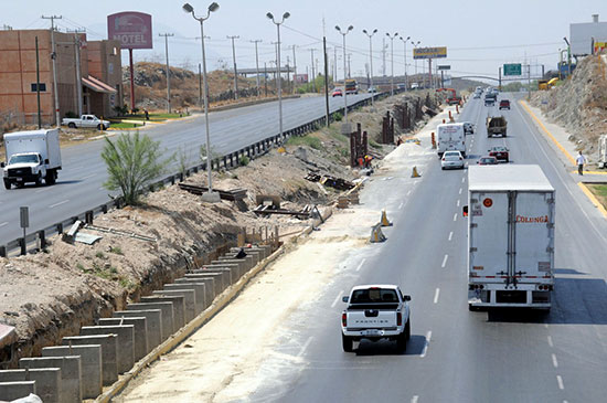 Avanza construcción de talud en la carretera a Monterrey