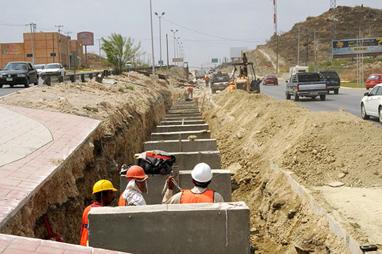 Avanza construcción de talud en la carretera a Monterrey