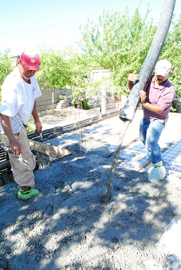 Benefician a ochenta familias de zonas marginadas con techo de concreto