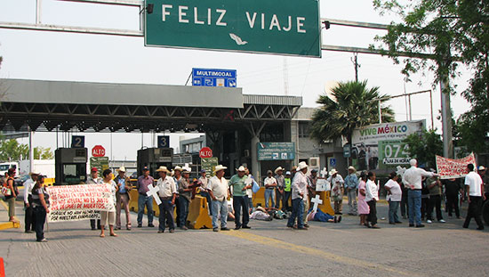 Bloquean exbraceros entrada a Estados Unidos en Puente Internacional de Acuña-Del Rio