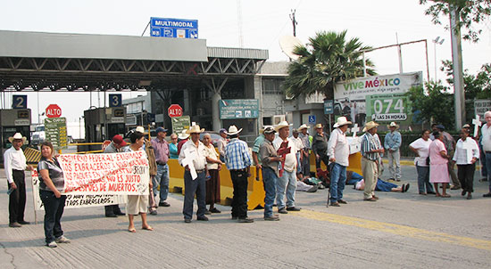 Bloquean exbraceros entrada a Estados Unidos en Puente Internacional de Acuña-Del Rio