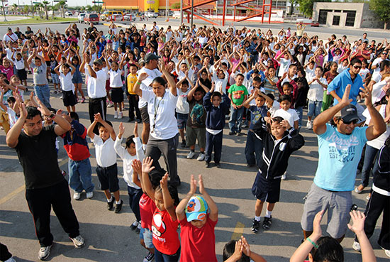 Clase masiva de educación física reune a mil 200 estudiantes en la macro plaza   