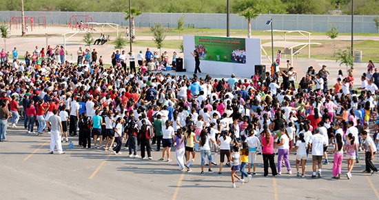 Clase masiva de educación física reune a mil 200 estudiantes en la macro plaza   