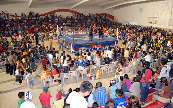 Disfrutan 3 mil aficionados de espectáculo de lucha libre que ofreció la Presidencia y el DIF Municipal
