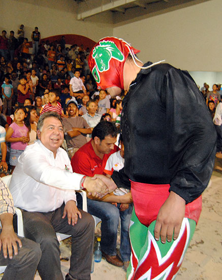 Disfrutan 3 mil aficionados de espectáculo de lucha libre que ofreció la Presidencia y el DIF Municipal