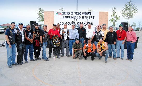 Disfrutan más de 250 motociclistas de atractivos turísticos de Ciudad Acuña