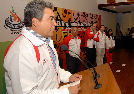 El gobernador Jorge Torres abanderó a la delegación de deportistas que asistirán a la Olimpiada Nacional 2011