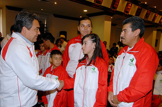 El gobernador Jorge Torres abanderó a la delegación de deportistas que asistirán a la Olimpiada Nacional 2011