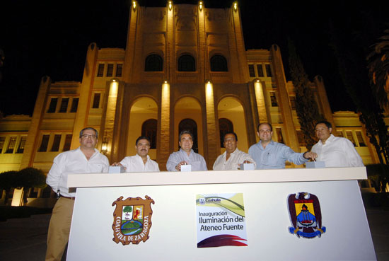 El gobernador Jorge Torres inauguró la iluminación artística del majestuoso edificio del Ateneo Fuente 