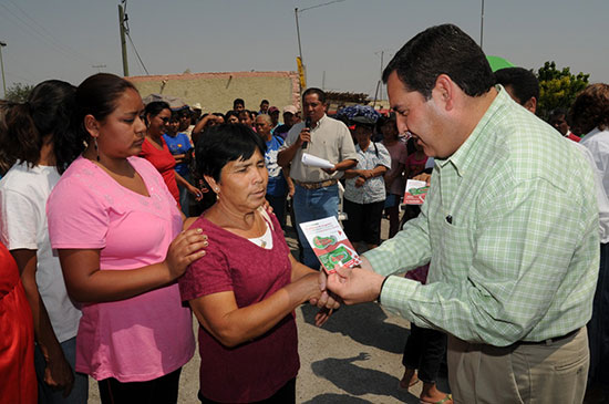 El secretario de Desarrollo Social entrega tarjetas del programa “El Teléfono de la Gente” en Parras