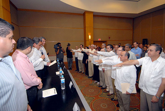 “El trabajo de los notarios públicos redunda en mayor orden social”:  gobernador Jorge Torres López
