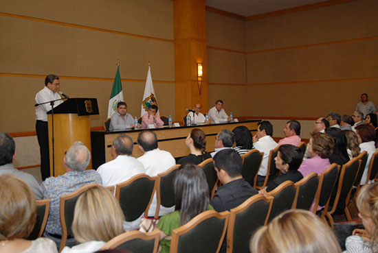 “El trabajo de los notarios públicos redunda en mayor orden social”:  gobernador Jorge Torres López