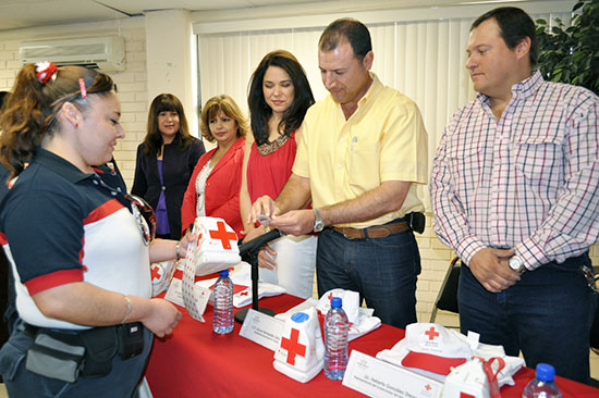Entrega alcalde donativo a la Cruz Roja
