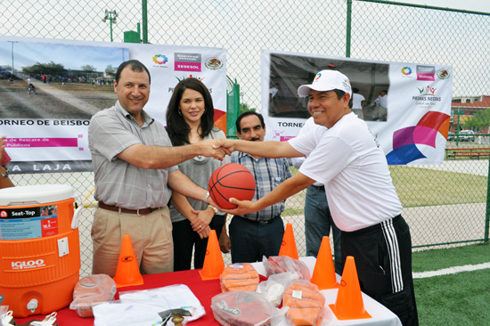 Entrega alcalde material deportivo a cuatro sectores de la ciudad 