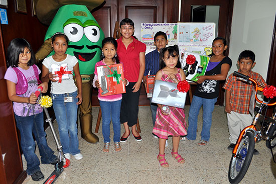 Entrega alcalde premios a los siete niños ganadores del concurso de SIMAS
