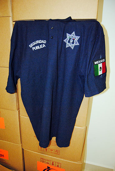 Entregan uniformes para temporada de calor a elementos policiacos