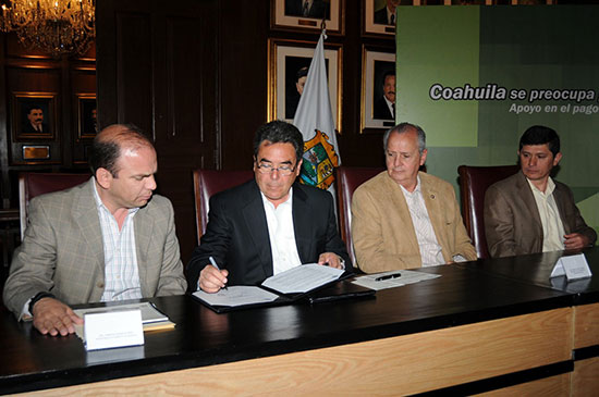 Firma el gobernador Jorge Torres decreto para más estímulos fiscales en pagos de multas y recargos por tenencias