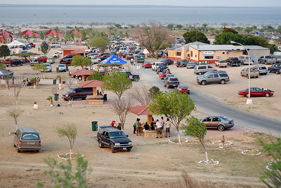 Instala la Administración Municipal 20 asadores en la Playa Tláloc de la Presa Internacional “La Amistad”