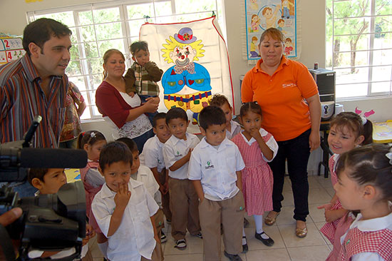 Lleva Antonio Nerio beneficios a jardín de niños CONAFE en Rancho Nuevo