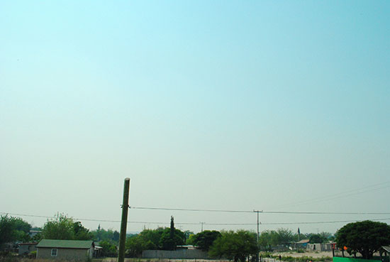 Nube de humo sobre Acuña, Coahuila y Del Rio Texas