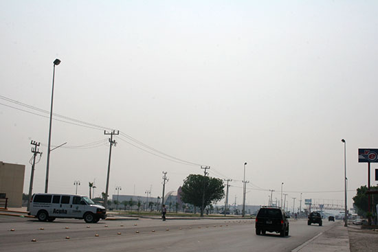 Nube de humo sobre Acuña, Coahuila y Del Rio Texas
