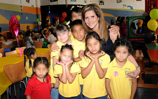 Ofrece la señora Carlota Llaguno de torres festejo por el “Día del Niño” a menores de la Casa Cuna y el Albergue del DIF