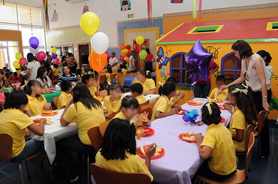 Ofrece la señora Carlota Llaguno de torres festejo por el “Día del Niño” a menores de la Casa Cuna y el Albergue del DIF
