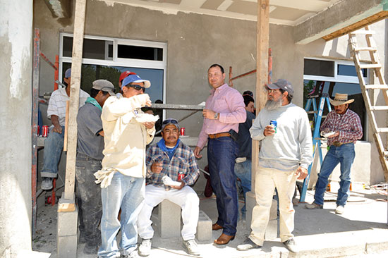 Celebra alcalde Día del Albañil junto a 28 trabajadores de la construcción en el Paseo del Río