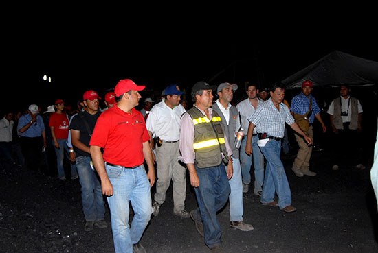 El gobernador Jorge Torres estuvo en la mina accidentada hasta el rescate del último cuerpo
