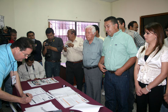 El Partido Primero Coahuila registra a Hugo García como su candidato a diputado local 