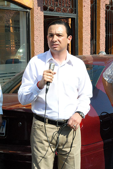 Emilio de Hoyos se registra como candidato a la diputación por PAN y UDC
