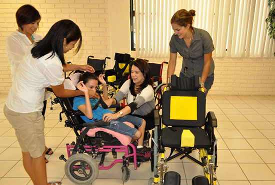 Entrega DIF Municipal material para discapacitados