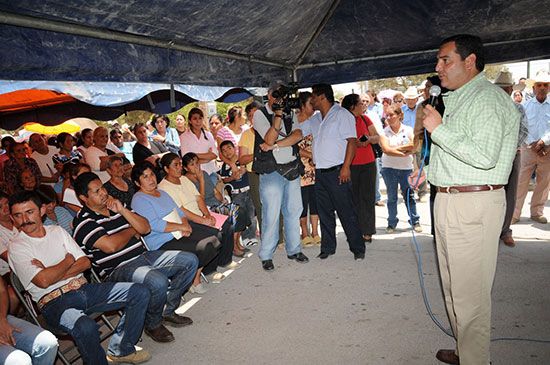 Entrega el secretario de desarrollo social estatal apoyos en General Cepeda