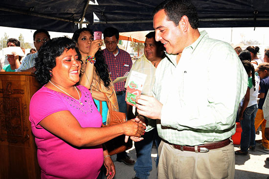 Entrega el secretario de desarrollo social estatal apoyos en General Cepeda