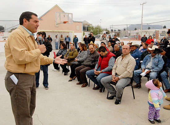 Entrega el secretario de Desarrollo Social apoyos para la gente de Ramos Arizpe