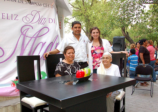 Festejan Antonio Nerio y Anateresa a las mamás de la Villa de San Juan de Sabinas