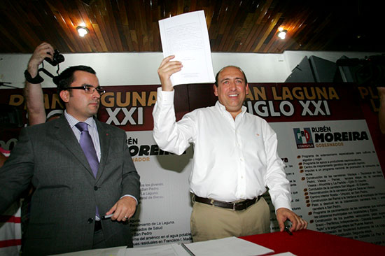 Firma Rubén Moreira 120 compromisos con la Región Laguna