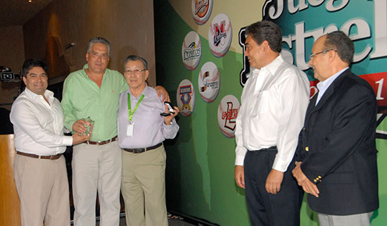 Preside el gobernador Jorge Torres entrega de reconocimientos a lo mejor del beisbol mexicano 2010