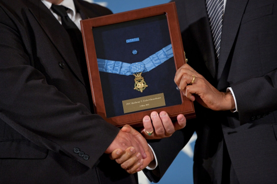 Medalla de Honor a titulo póstumo al soldado ohanohano Anthony T. Kaho