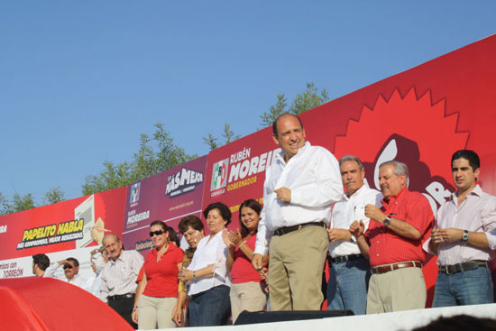 Reciben más de 11 mil en Torreón a Rubén Moreira Valdéz