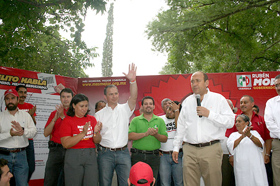 Rubén Moreira y Cuauhtemoc Arzola firman compromiso de campaña en San Carlos