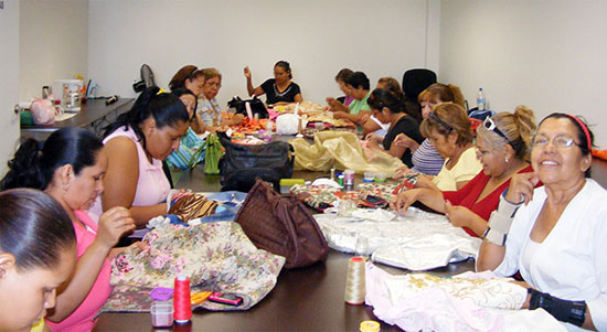 Al 50 por ciento avanza el trabajo de mujeres de manos productivas, que ofertarán en Bazar Navideño 2011