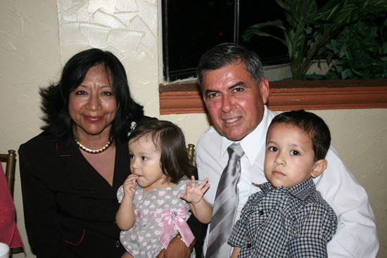 Lupita, Ramiro y sus nietos, Zoe y Derek.