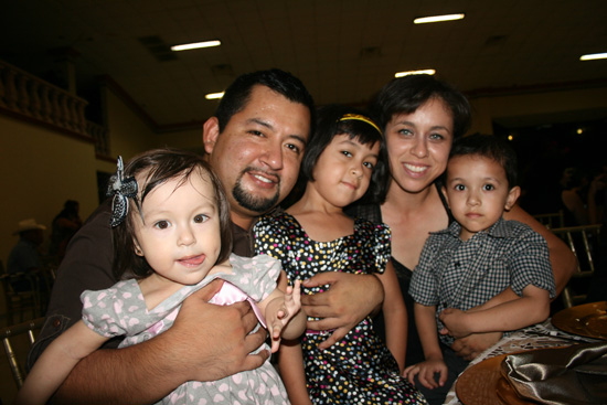 Tania y Yao con sus hijos: Miroslava, Derek y Zoe.