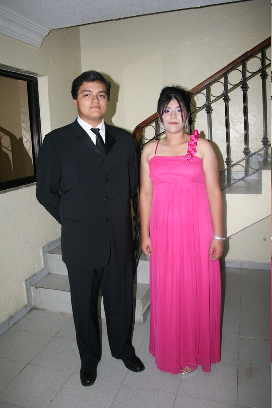 La señorita Erika Flores y el joven Juan Carlos Delgado.