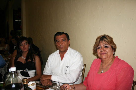 Alicia y sus papás, el doctor Mario Leal Mendieta y la señora Martha Alicia Calvillo.