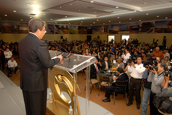 El gobernador Jorge Torres López entregó el Premio Estatal de Periodismo Coahuila 2011