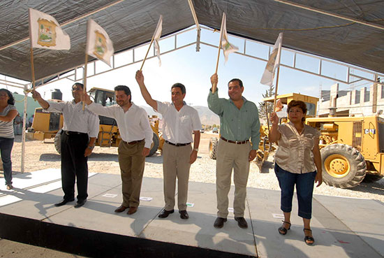 El gobernador Jorge Torres López inicia obras de pavimentación en la colonia Santa Cristina