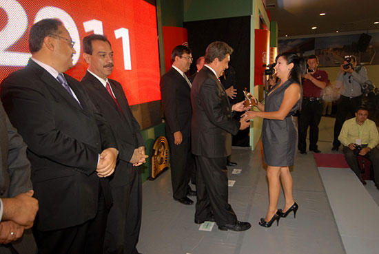 El gobernador Jorge Torres López entregó el Premio Estatal de Periodismo Coahuila 2011